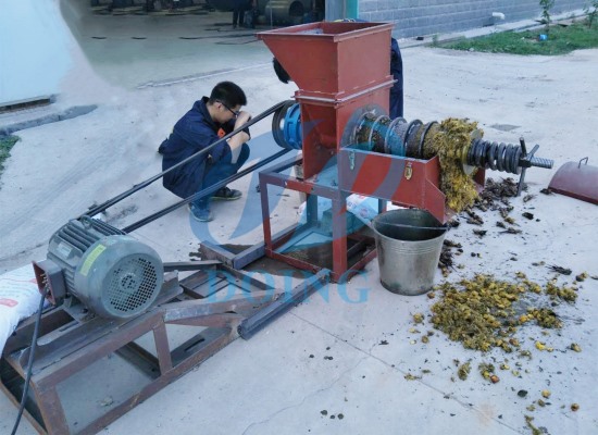 Doing Company's new designing palm oil extraction machine with 0.5tph capacity successfully passed the test